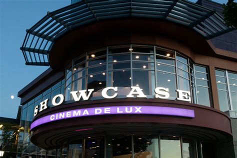  Showcase Cinema de Lux Randolph Also available are conference and party theater rentals and Starpass rewards for earning additional perks on your visit. The Showcase Cinemas de Lux in Randolph, MA also services neighboring communities including Braintree, Stoughton, Rockland, Canton and others. 